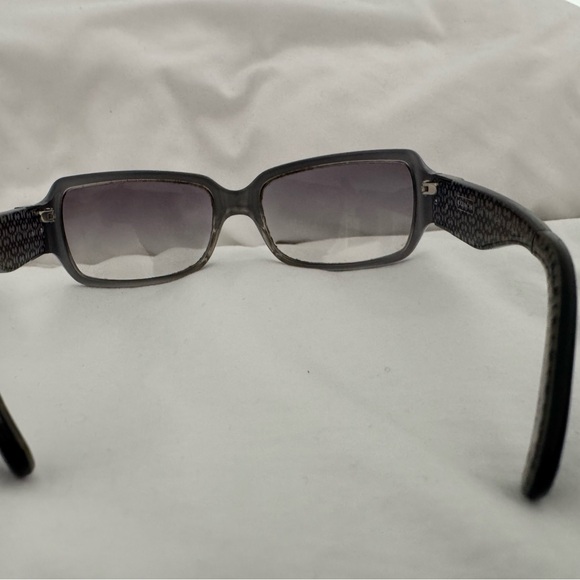 Coach women’s black/gray frame sunglasses. Comfortable fit - Picture 4 of 10